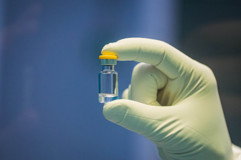 An individual dose of the filled SARS-CoV-2 vaccine candidate. Now the injection bottle is given a visual inspection, labelled and packed before leaving the site.